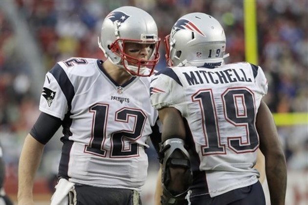 Tom Brady, de los Patriots de Nueva Inglaterra, festeja con el receptor Malcolm Mitchell, después de un pase de anotación frente a los 49ers de San Francisco, en el encuentro del domingo 20 de noviembre de 2016 (AP Foto/Marcio José Sánchez)