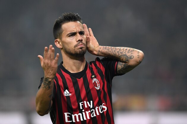 MILAN, ITALY - NOVEMBER 20:  Fernandez Suso of AC Milan celebrates his second goal during the Serie A match between AC Milan and FC Internazionale at Stadio Giuseppe Meazza on November 20, 2016 in Milan, Italy.  (Photo by Valerio Pennicino/Getty Images)