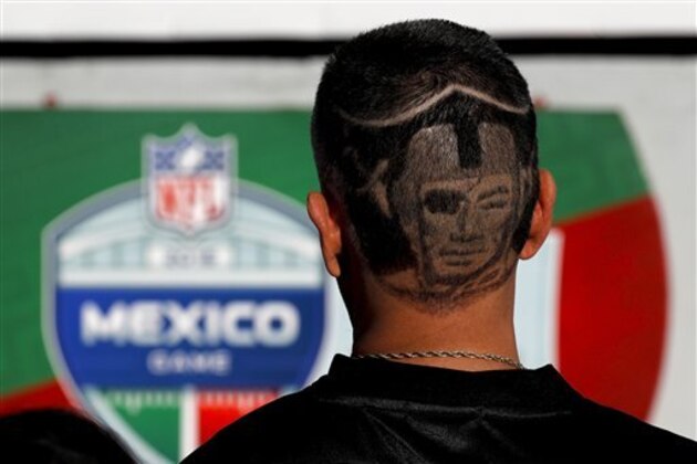 Un fanático de los Raiders de Oakland llega al Estadio Azteca de la Ciudad de México previo al partido de la NFL contra los Texans de Houston, el lunes 21 de noviembre de 2016. (AP Foto/Dario Lopez-Mills)