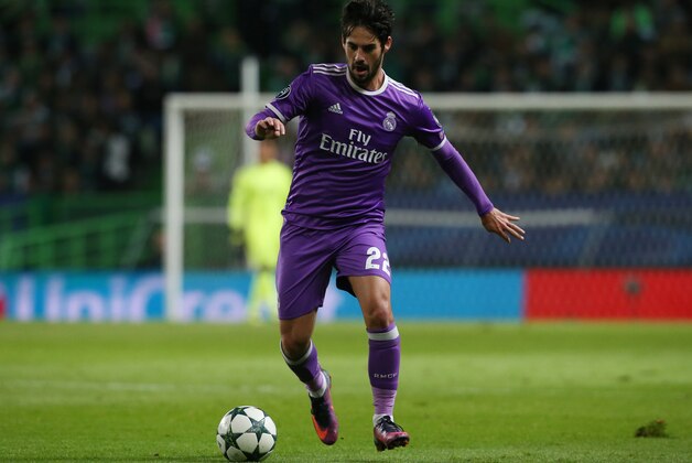 LISBON, PORTUGAL - NOVEMBER 22: Real Madrid's midfielder Isco from Spain in action during the UEFA Champions League match between Sporting Clube de Portugal and Real Madrid CF at Estadio Jose Alvalade on November 22, 2016 in Lisbon, Portugal.  (Photo by Gualter Fatia/Getty Images)