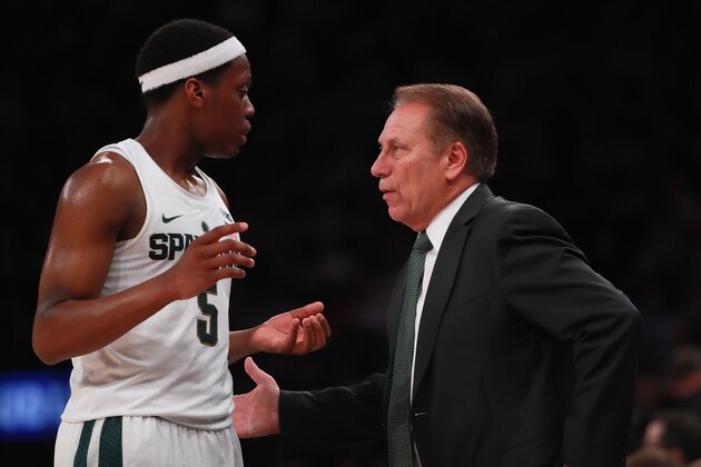 NEW YORK, NY - NOVEMBER 15:  Head coach Tom Izzo of the Michigan State Spartans talks with Cassius Winston #5 in the second half during the State Farm Champions Classic at Madison Square Garden on November 15, 2016 in New York City.  (Photo by Michael Reaves/Getty Images)