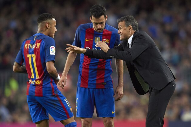 BARCELONA, SPAIN - NOVEMBER 19:  Luis Enrique, Manager of FC Barcelona give instructions to his players Sergio Busquets and Neymar JR during the La Liga match between FC Barcelona and Malaga CF at Camp Nou stadium on November 19, 2016 in Barcelona, Spain.  (Photo by Manuel Queimadelos Alonso/Getty Images)