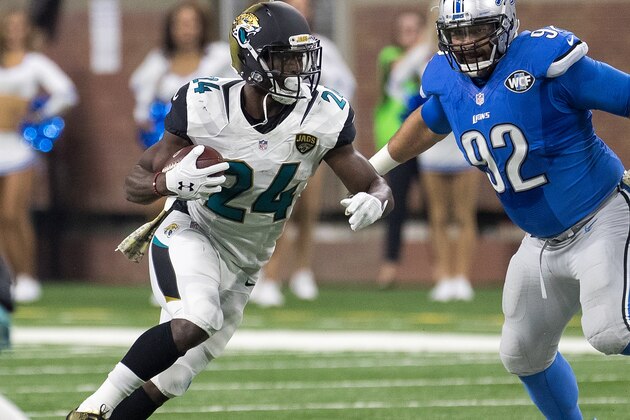 DETROIT, MI - NOVEMBER 20: T.J. Yeldon #24 of the Jacksonville Jaguars runs with the ball in front of Haloti Ngata #92 of the Detroit Lions during an NFL game at Ford Field on November 20, 2016 in Detroit, Michigan. (Photo by Dave Reginek/Getty Images)