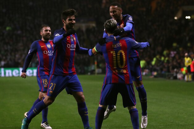 GLASGOW, SCOTLAND - NOVEMBER 23: Lionel Messi of Barcelona (C) celebrates scoring his sides first goal with his Barcelona team mates during the UEFA Champions League Group C match between Celtic FC and FC Barcelona at Celtic Park Stadium on November 23, 2016 in Glasgow, Scotland.  (Photo by Ian MacNicol/Getty Images)