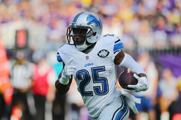 MINNEAPOLIS, MN - NOVEMBER 6:  Theo Riddick #25 of the Detroit Lions runs the ball during the first quarter of the game on November 6, 2016 at US Bank Stadium in Minneapolis, Minnesota. (Photo by Adam Bettcher/Getty Images)