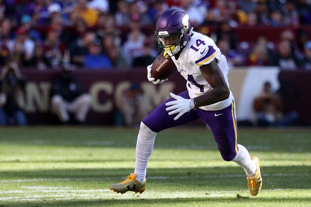 LANDOVER, MD - NOVEMBER 13: Wide receiver Stefon Diggs #14 of the Minnesota Vikings carries the ball against the Washington Redskins in the second quarter at FedExField on November 13, 2016 in Landover, Maryland. (Photo by Rob Carr/Getty Images)