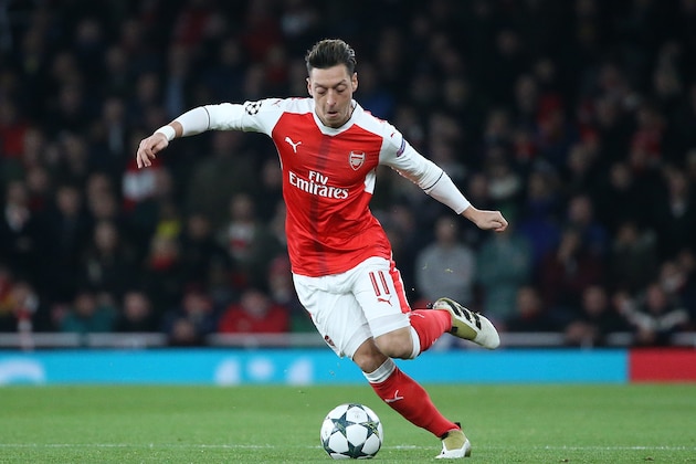 LONDON, ENGLAND - NOVEMBER 23: Mesut Ozil of Arsenal in action during the UEFA Champions League match between Arsenal FC and Paris Saint-Germain at Emirates Stadium on November 23, 2016 in London, England. (Photo by Jean Catuffe/Getty Images)
