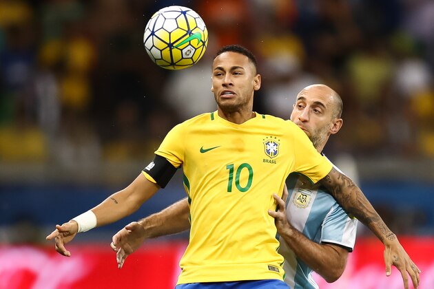 BELO HORIZONTE, BRAZIL - NOVEMBER 10: Neymar (F) of Brazil struggles for the ball with Pablo Zabaleta of Argentina during a match between Brazil and Argentina as part of 2018 FIFA World Cup Russia Qualifier at Mineirao stadium on November 10, 2016 in Belo Horizonte, Brazil. (Photo by Buda Mendes/Getty Images)