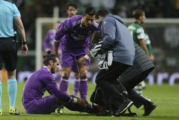 Real Madrid's Gareth Bale holds his leg as Cristiano Ronaldo looks on during the Champions League Group F soccer match between Sporting CP and Real Madrid at the Alvalade stadium in Lisbon, Tuesday, Nov. 22, 2016. (AP Photo/Armando Franca)