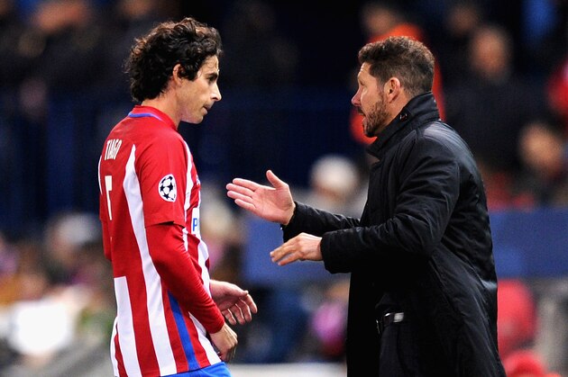 MADRID, SPAIN - NOVEMBER 23: Diego Simeone, Manager of Atletico Madrid (R) speaks to Tiago of Atletico Madrid (L) during the UEFA Champions League Group D match between Club Atletico de Madrid and PSV Eindhoven at Vicente Calderon Stadium on November 23, 2016 in Madrid, Spain.  (Photo by Denis Doyle/Getty Images)