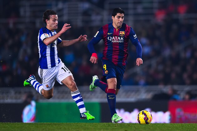 SAN SEBASTIAN, SPAIN - JANUARY 04:  Luis Suarez of FC Barcelona competes for the ball with Sergio Canales of Real Sociedad during the La Liga match between Real Sociedad de Futbol and FC Barcelona at Estadio Anoeta on January 4, 2015 in San Sebastian, Spain.  (Photo by David Ramos/Getty Images)