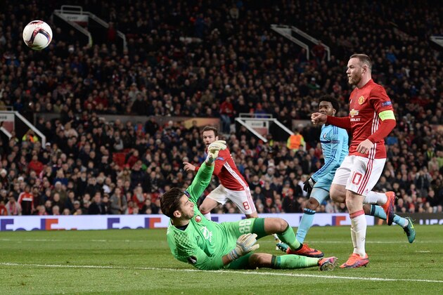 Manchester United's English striker Wayne Rooney (R) chips the ball over Feyenoord's Australian goalkeeper Brad Jones (L) to score the opening goal during the UEFA Europa League group A football match between Manchester United and Feyenoord at Old Trafford stadium in Manchester, north-west England, on November 24, 2016. / AFP / Oli SCARFF        (Photo credit should read OLI SCARFF/AFP/Getty Images)