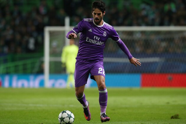 LISBON, PORTUGAL - NOVEMBER 22: Real Madrid's midfielder Isco from Spain in action during the UEFA Champions League match between Sporting Clube de Portugal and Real Madrid CF at Estadio Jose Alvalade on November 22, 2016 in Lisbon, Portugal.  (Photo by Gualter Fatia/Getty Images)