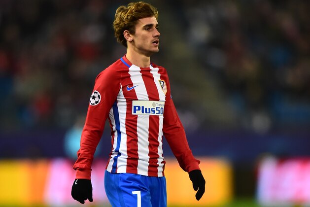 MADRID, SPAIN - NOVEMBER 23:  Antoine Griezmann of Atletico Madrid looks on during the UEFA Champions League match between Club Atletico de Madrid and PSV Eindhoven at Vicente Calderon Stadium on November 23, 2016 in Madrid, Spain.  (Photo by Richard Martin-Roberts - AMA/Getty Images)