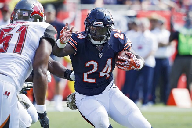TAMPA, FL - NOVEMBER 13: Jordan Howard #24 of the Chicago Bears runs the ball against the Tampa Bay Buccaneers in the first half of the game at Raymond James Stadium on November 13, 2016 in Tampa, Florida. (Photo by Joe Robbins/Getty Images)