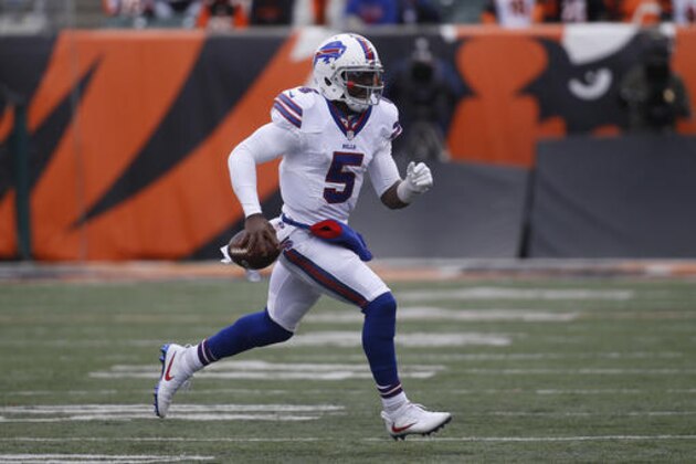 Buffalo Bills quarterback Tyrod Taylor looks to pass on the run in the first half of an NFL football game against the Cincinnati Bengals, Sunday, Nov. 20, 2016, in Cincinnati. (AP Photo/Frank Victores)