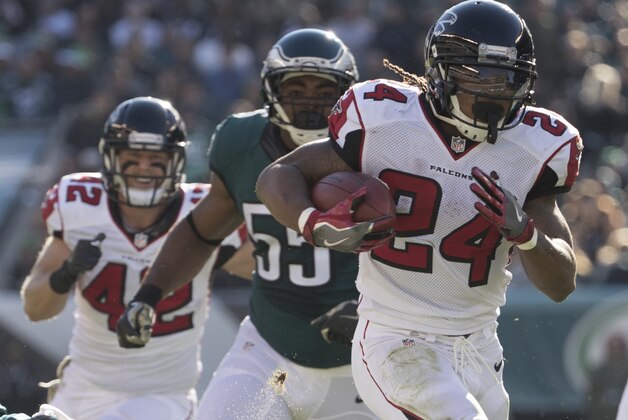 PHILADELPHIA, PA - NOVEMBER 13: Devonta Freeman #24 of the Atlanta Falcons runs with the ball against Brandon Graham #55 of the Philadelphia Eagles in the second quarter at Lincoln Financial Field on November 13, 2016 in Philadelphia, Pennsylvania. (Photo by Mitchell Leff/Getty Images)