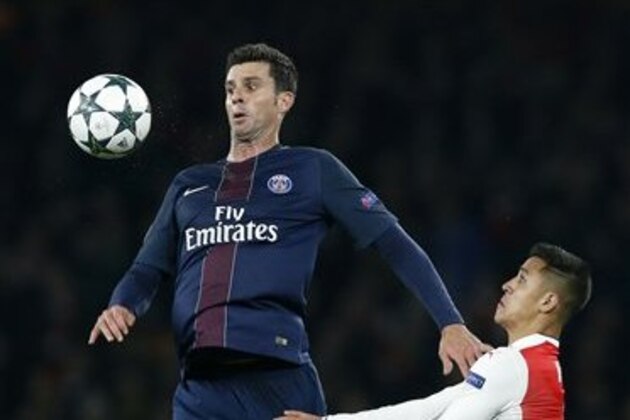 PSG's Thiago Motta, left, battles for the ball with Arsenal's Alexis Sanchez during the Champions League group A soccer match between Arsenal and Paris Saint Germain at the Emirates stadium in London, Wednesday, Nov. 23, 2016. (AP Photo/Alastair Grant)