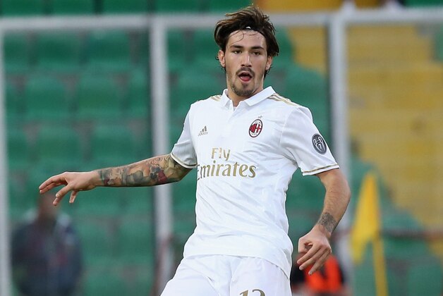 PALERMO, ITALY - NOVEMBER 06:Alessio Romagnoli of Milan during the Serie A match between US Citta di Palermo and AC Milan at Stadio Renzo Barbera on November 6, 2016 in Palermo, Italy.  (Photo by Maurizio Lagana/Getty Images)