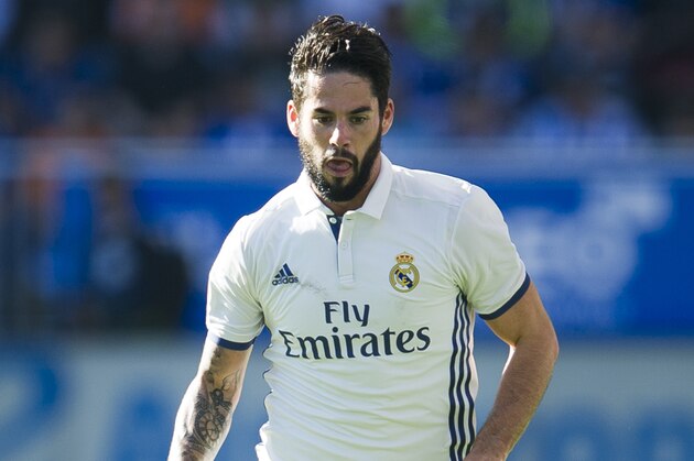 VITORIA-GASTEIZ, SPAIN - OCTOBER 29:  Isco of Real Madrid controls the ball during the La Liga match between Deportivo Alaves and Real Madrid at Mendizorroza stadium on October 29, 2016 in Vitoria-Gasteiz, Spain.  (Photo by Juan Manuel Serrano Arce/Getty Images)