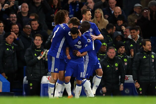LONDON, ENGLAND - NOVEMBER 26: Pedro of Chelsea celebrates after he scores to make it 1-1 with his team mates during the Premier League match between Chelsea and Tottenham Hotspur at Stamford Bridge on November 26, 2016 in London, England. (Photo by Catherine Ivill - AMA/Getty Images)