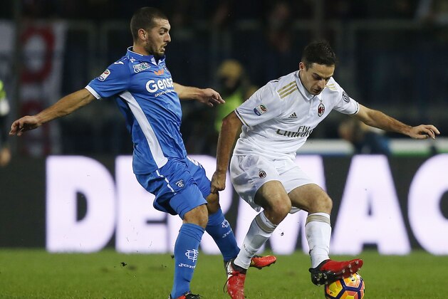 Empoli's Bosnian midfielder Rade Krunic vies with AC Milan's midfielder Giacomo Bonaventura during the Italian Serie A football match between Empoli and AC Milan on November 26, 2016 at the Carlo Castellani Stadium in Empoli.  / AFP / MARCO BERTORELLO        (Photo credit should read MARCO BERTORELLO/AFP/Getty Images)