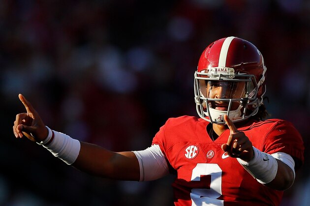 TUSCALOOSA, AL - NOVEMBER 26:  Jalen Hurts #2 of the Alabama Crimson Tide calls out to his offense against the Auburn Tigers at Bryant-Denny Stadium on November 26, 2016 in Tuscaloosa, Alabama.  (Photo by Kevin C. Cox/Getty Images)