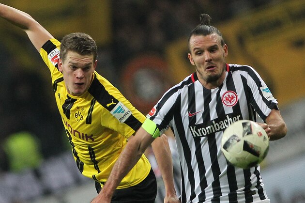 Frankfurt's forward Alexander Meier (R) and Dortmund's defender Matthias Ginter vie for the ball during the German first division Bundesliga football match between Eintracht Frankfurt and Borussia Dortmund in Frankfurt am Main, western Germany on November 26, 2016. / AFP / DANIEL ROLAND / RESTRICTIONS: DURING MATCH TIME: DFL RULES TO LIMIT THE ONLINE USAGE TO 15 PICTURES PER MATCH AND FORBID IMAGE SEQUENCES TO SIMULATE VIDEO. == RESTRICTED TO EDITORIAL USE == FOR FURTHER QUERIES PLEASE CONTACT DFL DIRECTLY AT + 49 69 650050
(Photo credit should read DANIEL ROLAND/AFP/Getty Images) Frankfurt's forward Alexander Meier (R) and Dortmund's defender Matthias Ginter vie for the ball during the German first division Bundesliga football match between Eintracht Frankfurt and Borussia Dortmund in Frankfurt am Main, western Germany on November 26, 2016. / AFP / DANIEL ROLAND / RESTRICTIONS: DURING MATCH TIME: DFL RULES TO LIMIT THE ONLINE USAGE TO 15 PICTURES PER MATCH AND FORBID IMAGE SEQUENCES TO SIMULATE VIDEO. == RESTRICTED TO EDITORIAL USE == FOR FURTHER QUERIES PLEASE CONTACT DFL DIRECTLY AT + 49 69 650050
(Photo credit should read DANIEL ROLAND/AFP/Getty Images)