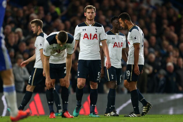 LONDON, ENGLAND - NOVEMBER 26: A dejected looking Jan Vertonghen of Tottenham Hotspur stands with his team mates during the Premier League match between Chelsea and Tottenham Hotspur at Stamford Bridge on November 26, 2016 in London, England. (Photo by Catherine Ivill - AMA/Getty Images)