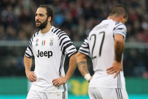 GENOA, ITALY - NOVEMBER 27:  Gonzalo Higuain and Stefano Sturaro of Juventus FC show their dejection during the Serie A match between Genoa CFC and Juventus FC at Stadio Luigi Ferraris on November 27, 2016 in Genoa, Italy.  (Photo by Marco Luzzani/Getty Images)