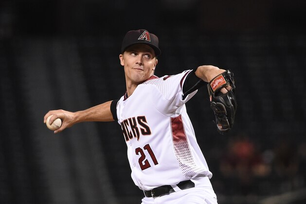 PHOENIX, AZ - AUGUST 24:  Zack Greinke #21 of the Arizona Diamondbacks delivers a pitch against the Atlanta Braves at Chase Field on August 24, 2016 in Phoenix, Arizona.  (Photo by Norm Hall/Getty Images)