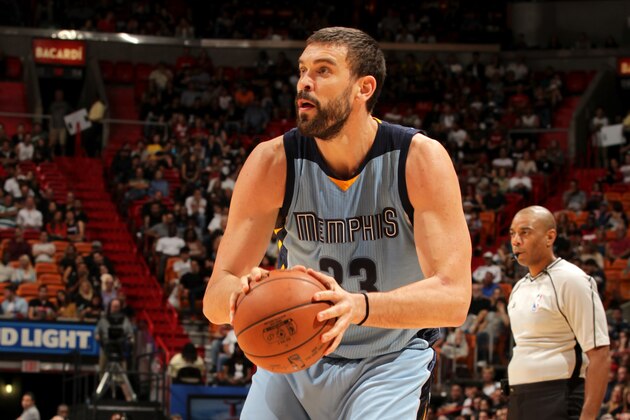 MIAMI, FL - NOVEMBER 26:  Marc Gasol #33 of the Memphis Grizzlies handles the ball against the Miami Heat on November 26, 2016 at American Airlines Arena in Miami, Florida. NOTE TO USER: User expressly acknowledges and agrees that, by downloading and or using this Photograph, user is consenting to the terms and conditions of the Getty Images License Agreement. Mandatory Copyright Notice: Copyright 2016 NBAE (Photo by Oscar Baldizon/NBAE via Getty Images)