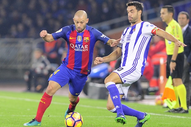 Barcelona's Argentinian defender Javier Mascherano (L) vies with Real Sociedad's midfielder Xabier Prieto during the Spanish league football match Real Sociedad vs FC Barcelona at the Anoeta stadium in San Sebastian, on November 27, 2016. / AFP / ANDER GILLENEA        (Photo credit should read ANDER GILLENEA/AFP/Getty Images)