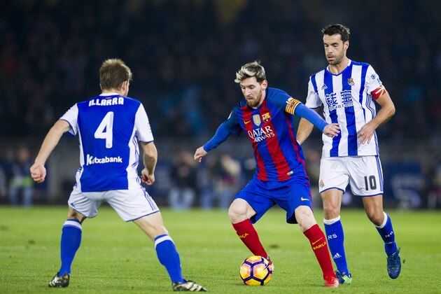 SAN SEBASTIAN, SPAIN - NOVEMBER 27:  Lionel Messi of FC Barcelona duels for the ball with Asier Illarramendi and Xabier Prieto of Real Sociedad during the La Liga match between Real Sociedad de Futbol and FC Barcelona at Estadio Anoeta on November 27, 2016 in San Sebastian, Spain.  (Photo by Juan Manuel Serrano Arce/Getty Images)