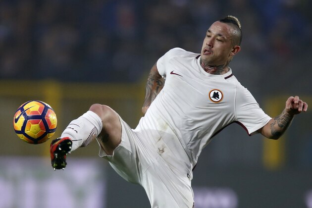 AS Roma's midfielder Radja Nainggolan from Belgium controls the ball during the Italian Serie A football match Atalanta vs As Roma on November 20, 2016 in 'Atleti Azzurri d'Italia' Stadium in Bergamo.  / AFP / MARCO BERTORELLO        (Photo credit should read MARCO BERTORELLO/AFP/Getty Images)