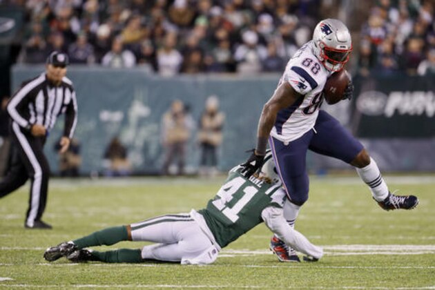 New England Patriots tight end Martellus Bennett (88) breaks a tackle by New York Jets cornerback Buster Skrine (41) during the second quarter of an NFL football game, Sunday, Nov. 27, 2016, in East Rutherford, N.J. (AP Photo/Julio Cortez)