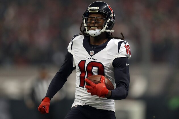 MEXICO CITY, MEXICO - NOVEMBER 21:   DeAndre Hopkins #10 of the Houston Texans runs after catching a pass against the Oakland Raiders at Estadio Azteca on November 21, 2016 in Mexico City, Mexico.  (Photo by Buda Mendes/Getty Images)