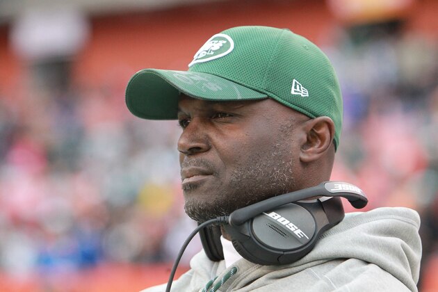CLEVELAND, OH - OCTOBER 30: Head Coach Todd Bowles of the New York Jets in action against the Cleveland Browns at FirstEnergy Stadium on October 30, 2016 in Cleveland, Ohio. (Photo by Al Pereira/Getty Images)