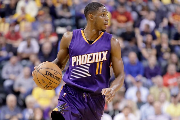 INDIANAPOLIS, IN - NOVEMBER 18:  Brandon Knight #11 of the Phoenix Suns dribbles the ball during the game against the Indiana Pacers at Bankers Life Fieldhouse on November 18, 2016 in Indianapolis, Indiana.  NOTE TO USER: User expressly acknowledges and agrees that, by downloading and or using this photograph, User is consenting to the terms and conditions of the Getty Images License Agreement  (Photo by Andy Lyons/Getty Images)