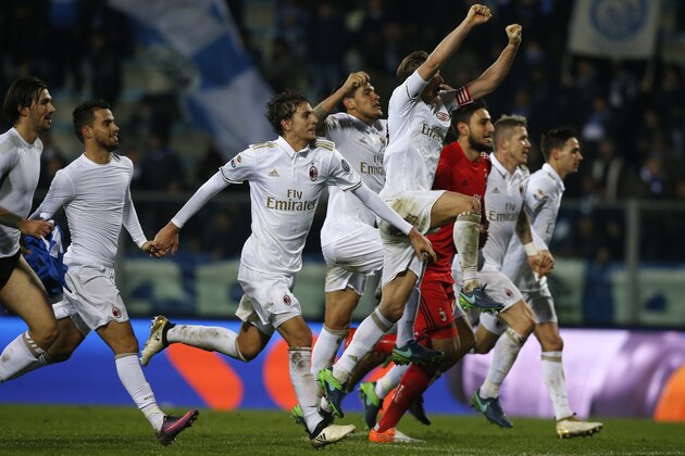 AC Milan's players celebrate at the end of  the Italian Serie A football match between Empoli and AC Milan on November 26, 2016 at the Carlo Castellani Stadium in Empoli. / AFP / MARCO BERTORELLO        (Photo credit should read MARCO BERTORELLO/AFP/Getty Images)