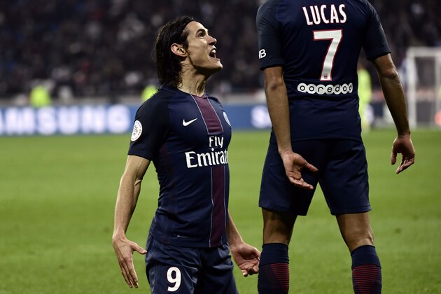 Paris Saint-Germain's Uruguayan forward Edinson Cavani (C) celebrates with Brazilian midfielder Lucas Moura (R) after scoring a goal during the French L1 football match between Olympique Lyonnais (OL) and Paris Saint-Germain (PSG) on November 27, 2016, at the Parc Olympique Lyonnais stadium in Decines-Charpieu, central-eastern France. / AFP / JEFF PACHOUD        (Photo credit should read JEFF PACHOUD/AFP/Getty Images)