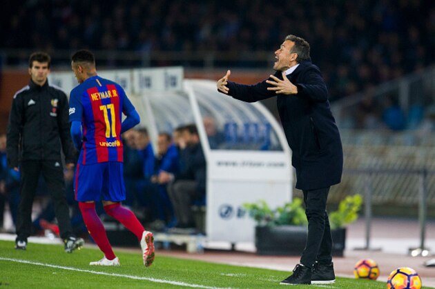 SAN SEBASTIAN, SPAIN - NOVEMBER 27:  Head coach Luis Enrique of FC Barcelona reacts during the La Liga match between Real Sociedad de Futbol and FC Barcelona at Estadio Anoeta on November 27, 2016 in San Sebastian, Spain.  (Photo by Juan Manuel Serrano Arce/Getty Images)