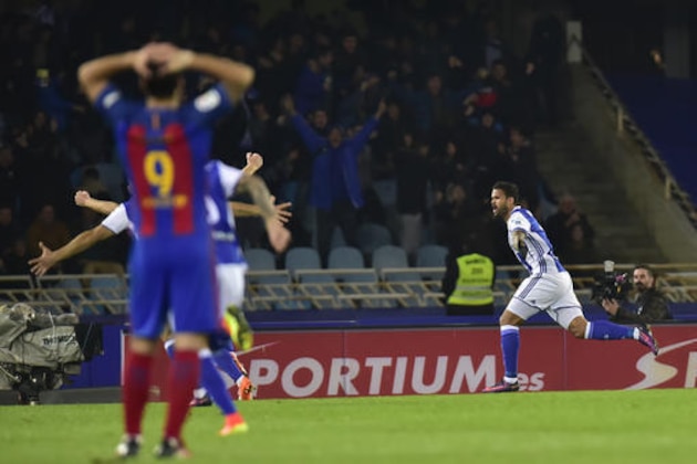 Real Sociedad's Willian Jose, right, celebrates after scoring as FC Barcelona's Luis Suarez, laments, during the Spanish La Liga soccer match between FC Barcelona and Real Sociedad, at Anoeta stadium in San Sebastian, northern Spain, Sunday, Nov. 27, 2016. (AP Photo/Alvaro Barrientos)