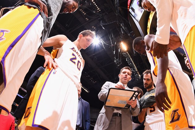 LOS ANGELES, CA - NOVEMBER 27:  Luke Walton of the Los Angeles Lakers and team huddles up during the game against the Atlanta Hawks on November 27, 2016 at STAPLES Center in Los Angeles, California. NOTE TO USER: User expressly acknowledges and agrees that, by downloading and/or using this Photograph, user is consenting to the terms and conditions of the Getty Images License Agreement. Mandatory Copyright Notice: Copyright 2016 NBAE (Photo by Andrew D. Bernstein/NBAE via Getty Images)