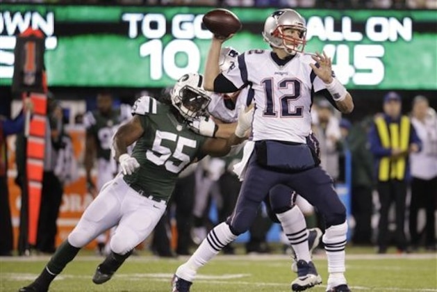 El quarterback Tom Brady (12) de los Patriots de Nueva Inglaterra suelta un pase ante el asedio de Lorenzo Mauldin (55) de los Jets de Nueva York, el domingo 27 de noviembre de 2016 en East Rutherford, Nueva Jersey. (AP Foto/Julio Cortez)