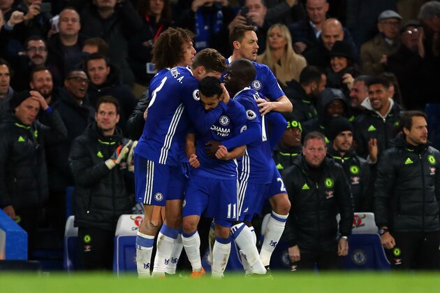 LONDON, ENGLAND - NOVEMBER 26: Pedro of Chelsea celebrates after he scores to make it 1-1 with his team mates during the Premier League match between Chelsea and Tottenham Hotspur at Stamford Bridge on November 26, 2016 in London, England. (Photo by Catherine Ivill - AMA/Getty Images)