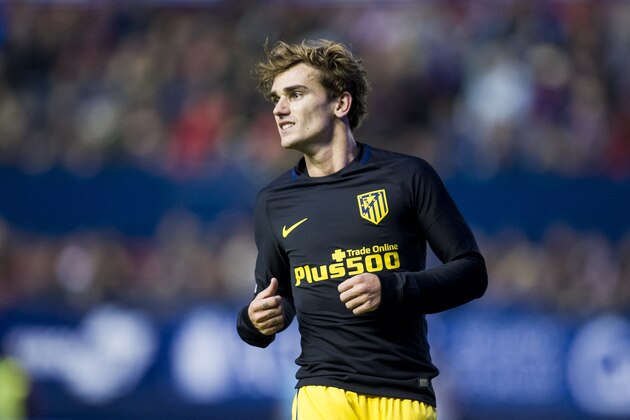 PAMPLONA, SPAIN - NOVEMBER 27:  Antoine Griezmann of Atletico Madrid reacts during the La Liga match between CA Osasuna and Atletico Madrid at Estadio Reyno de Navarra on November 27, 2016 in Pamplona, Spain.  (Photo by Juan Manuel Serrano Arce/Getty Images)