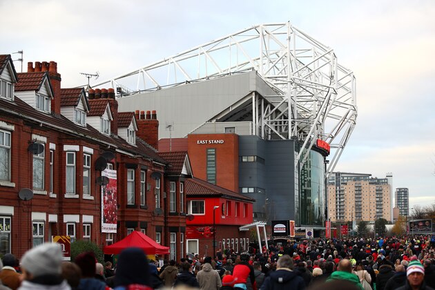 MANCHESTER, ENGLAND - NOVEMBER 27: Fans make their way to the stadium prior to kick off during the Premier League match between Manchester United and West Ham United at Old Trafford on November 27, 2016 in Manchester, England.  (Photo by Clive Brunskill/Getty Images)