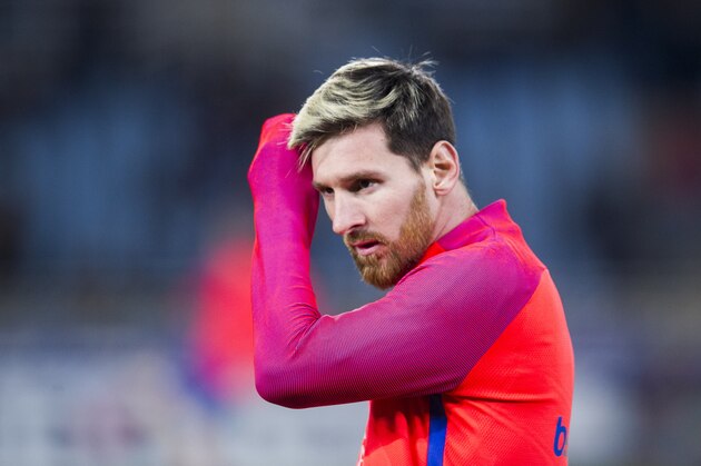 SAN SEBASTIAN, SPAIN - NOVEMBER 27:  Lionel Messi of FC Barcelona looks on prior to the start the La Liga match between Real Sociedad de Futbol and FC Barcelona at Estadio Anoeta on November 27, 2016 in San Sebastian, Spain.  (Photo by Juan Manuel Serrano Arce/Getty Images)