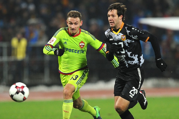 TULA, RUSSIA - NOVEMBER 18: Alexander Gorbatiyk of FC Arsenal Tula is challenged by Fedor Chalov of PFC CSKA Moscow during the Russian Premier League match between FC Arsenal Tula v PFC CSKA Moscow at Arsenal stadium on November 18, 2016 in Tula, Russia. (Photo by Epsilon/Getty Images)